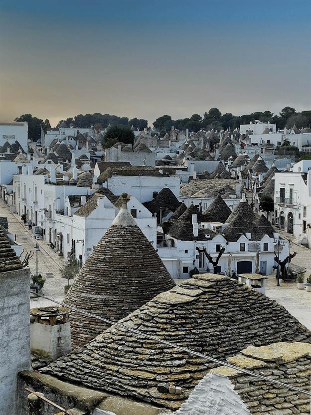 Alberobello ist für ihre einzigartigen Trulli bekannt. Diese traditionellen, weiß getünchten Rundhäuser mit ihren charakteristischen kegelförmigen Dächern sind ein UNESCO-Weltkulturerbe und ziehen Besucher aus aller Welt an.
(01.2025)