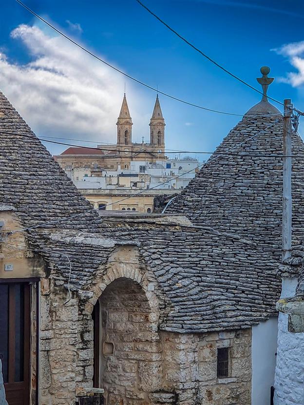 Die Stadt hat etwa 10.000 Einwohner und liegt etwa 50 km südöstlich von Bari. Besonders sehenswert sind die Stadtteile Rione Monti und Rione Aia Piccola, wo die meisten Trulli zu finden sind. Ein Highlight ist die Trullo-Kirche Sant'Antonio, die 1926 erbaut wurde.
(01.2025)