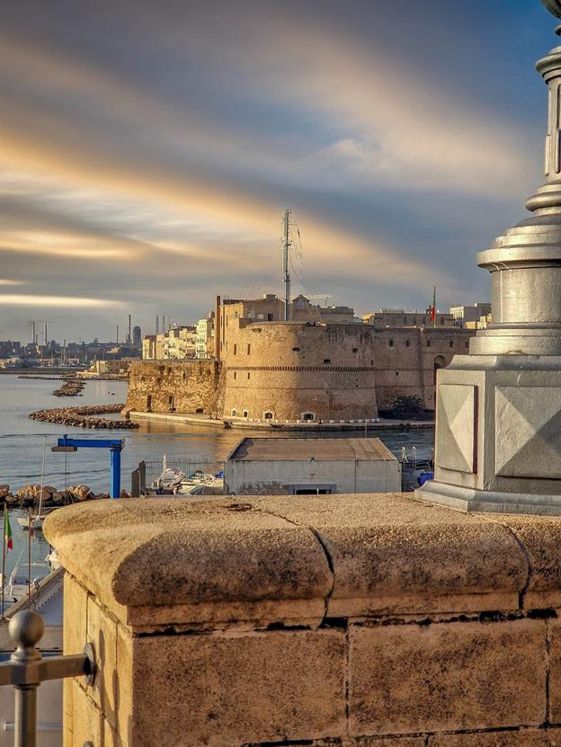 Taranto, die „Stadt der zwei Meere“, ist wie eine Oma mit einer wilden Vergangenheit: Sie hat schon einiges erlebt, trägt aber immer noch ihren Charme mit Stolz. Die Stadt liegt malerisch zwischen dem Mar Grande und dem Mar Piccolo – zwei Gewässern, die sich streiten, wer das schönere Blau hat (Spoiler: Beide gewinnen). Das Castello Aragonese, auch bekannt als Castel Sant’Angelo, ist der unangefochtene Star der Stadt. Diese trutzige Festung thront am Wasser, als würde sie sagen: „Ja, ich bin alt, aber ich bin immer noch der Boss hier!“ Gebaut von den Aragonesen im 15. Jahrhundert, hat sie schon so einiges gesehen: Eroberungen, Piratenangriffe und heute vor allem Touristen, die Selfies machen 😊.
(01.2025)