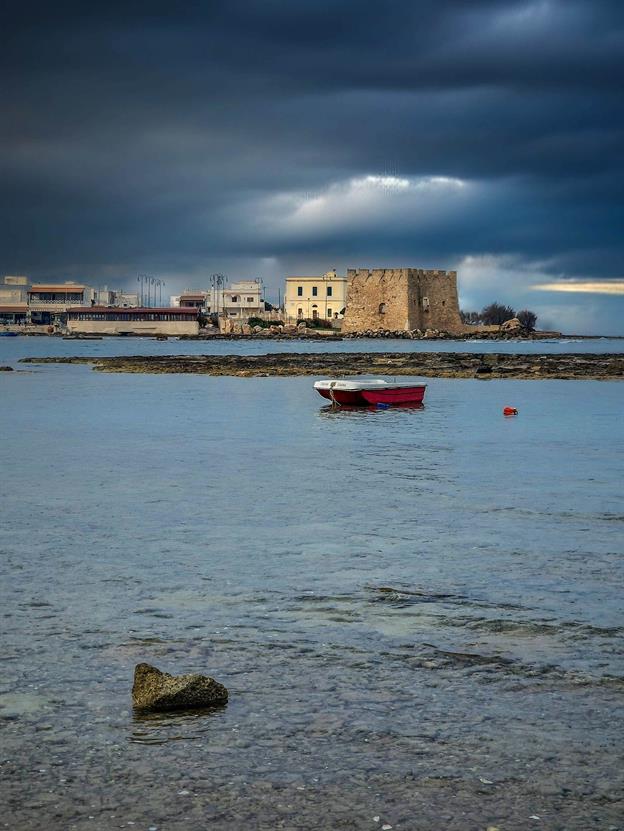 Stell dir vor, ein mittelalterlicher Wachturm und ein malerisches Fischerdorf hätten ein romantisches Date am Meer – das Ergebnis wäre Torre Santa Sabina in Apulien. Der Turm, stolz und ein bisschen eitel, steht da wie ein Wächter, der eigentlich lieber Urlaub machen würde, während das Dorf drumherum sich sonnt und die Besucher mit frischem Fisch und kristallklarem Wasser verwöhnt. 
(01.2025)