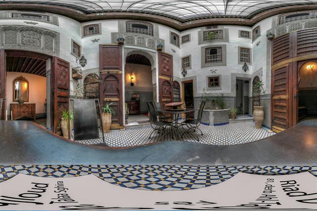 Wir nächtigen im kleinen Hotel Riad Boujloud in Fès. Es hat einen wundershönen Innenhof mit arabischem Ambiente.