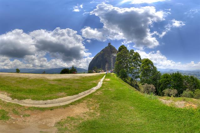 Der imposante "Piedra Del Peño" aus etwas Distanz. Mit 220 Metern Höhe sticht er schon von Weitem heraus. Kaum ein Besucher Medellíns lässt sich diesen prähistorischen Giganten entgehen.