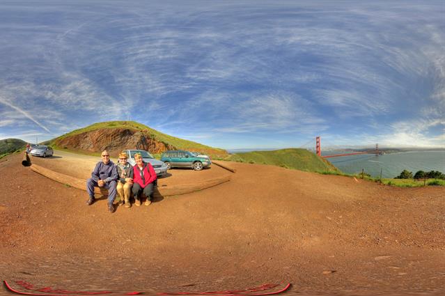 Wir geniessen mit unseren Freunden Pam und Jim die Aussicht auf die "Golden Gate Bridge" bei schönstem Wetter und ohne Nebel.