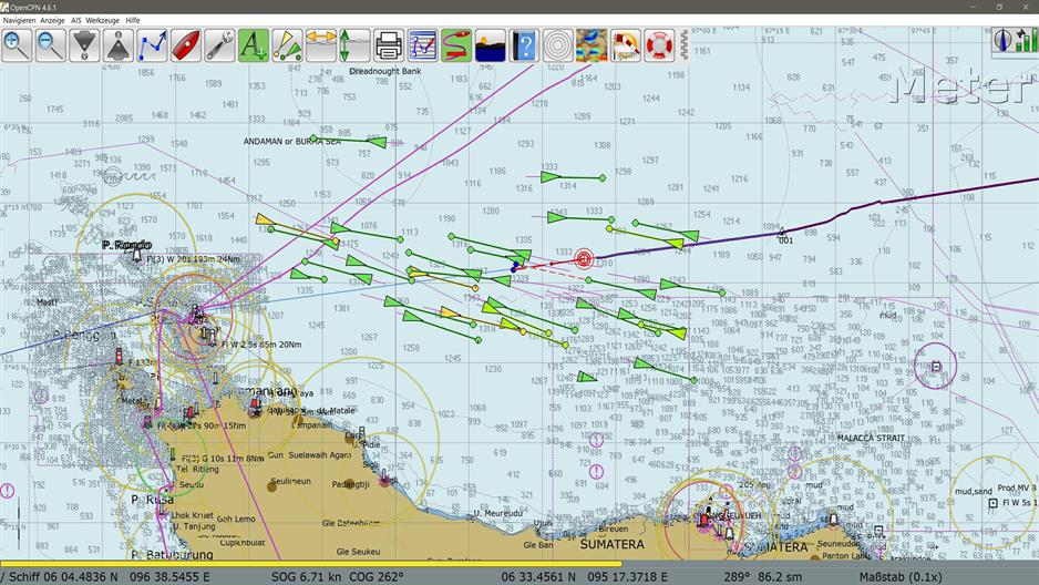 Zwischen Sumatra (Indonesien) und Malaysia erfolgt der Großteil des Handelsverkehrs von und nach China.
(Die gelben und grünen Dreiecke repräsentieren Frachter oder Tanker, während der rote Punkt unseren gegenwärtigen Standort markiert).
