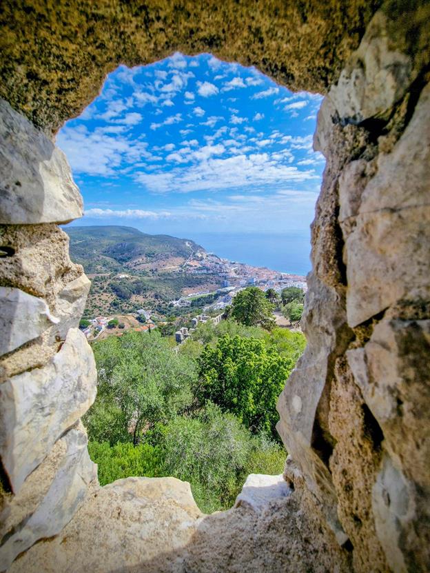 Dieses Foto von Sesimbra, aufgenommen durch ein "Fenster" der Burg Castelo de Sesimbra, zeigt  einen atemberaubenden Blick auf das malerische Fischerdorf und das glitzernde Meer dahinter. Die Burg thront hoch oben auf einem Hügel und bietet eine perfekte Aussicht auf die Küstenlandschaft.
(09.2024)